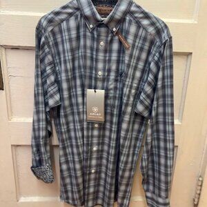 NWT Ariat M's Wrinkle Free Lionel Classic Fit LS Button Up Shirt- Light Blue